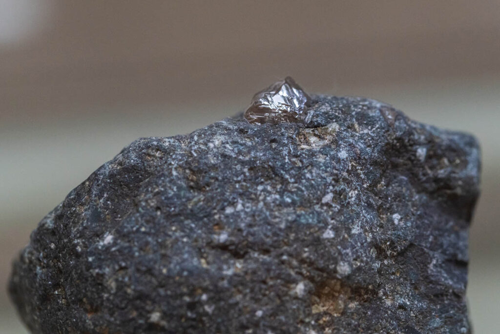【 アメリカ 】ダイヤモンドを採掘できる公園で9カラットのダイヤモンドが採掘される