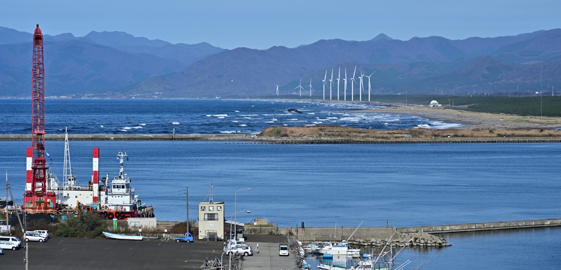 能代湾に見える風力発電所　資源ドットネット