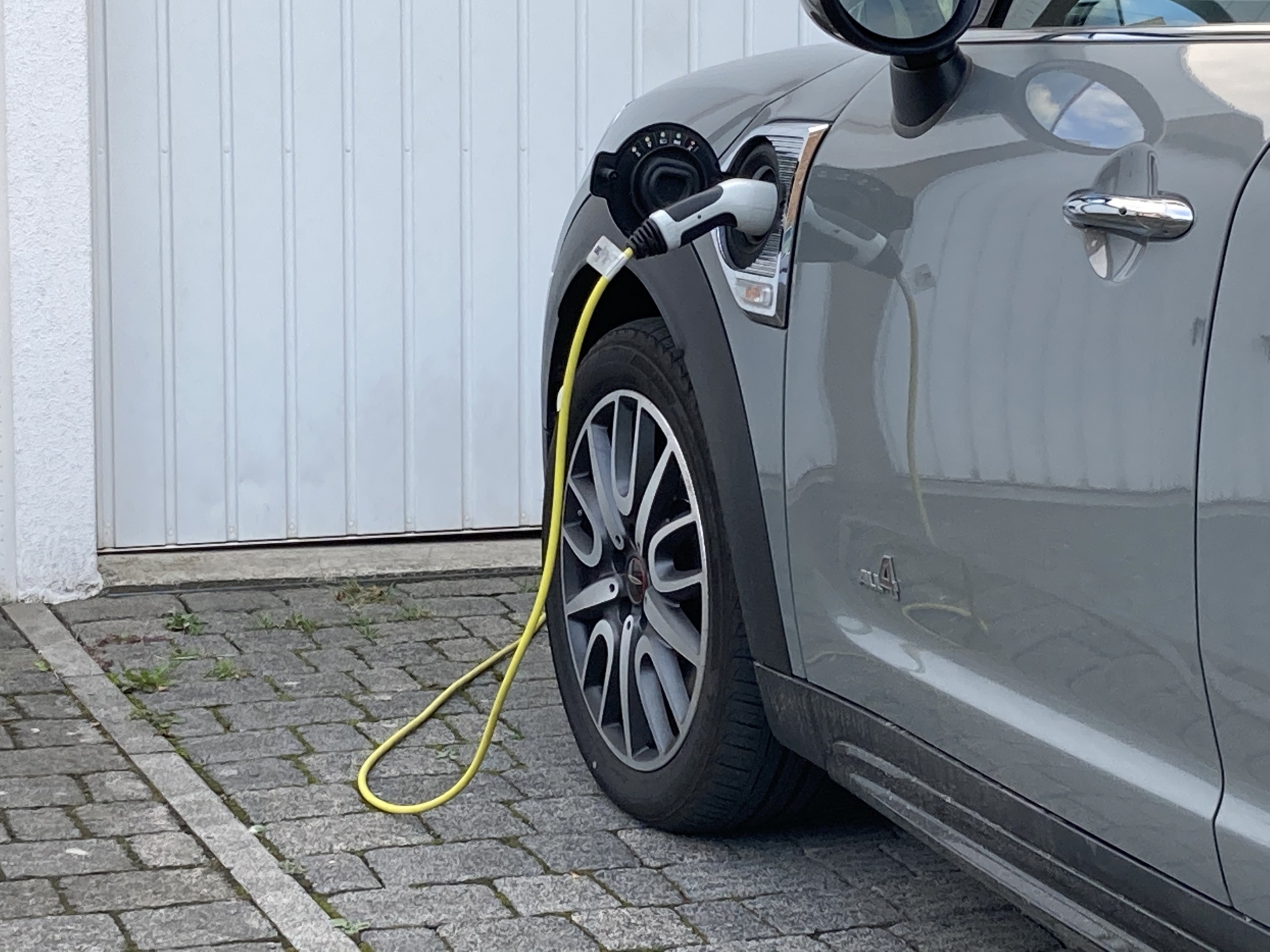 充電中の電気自動車　資源ドットネット