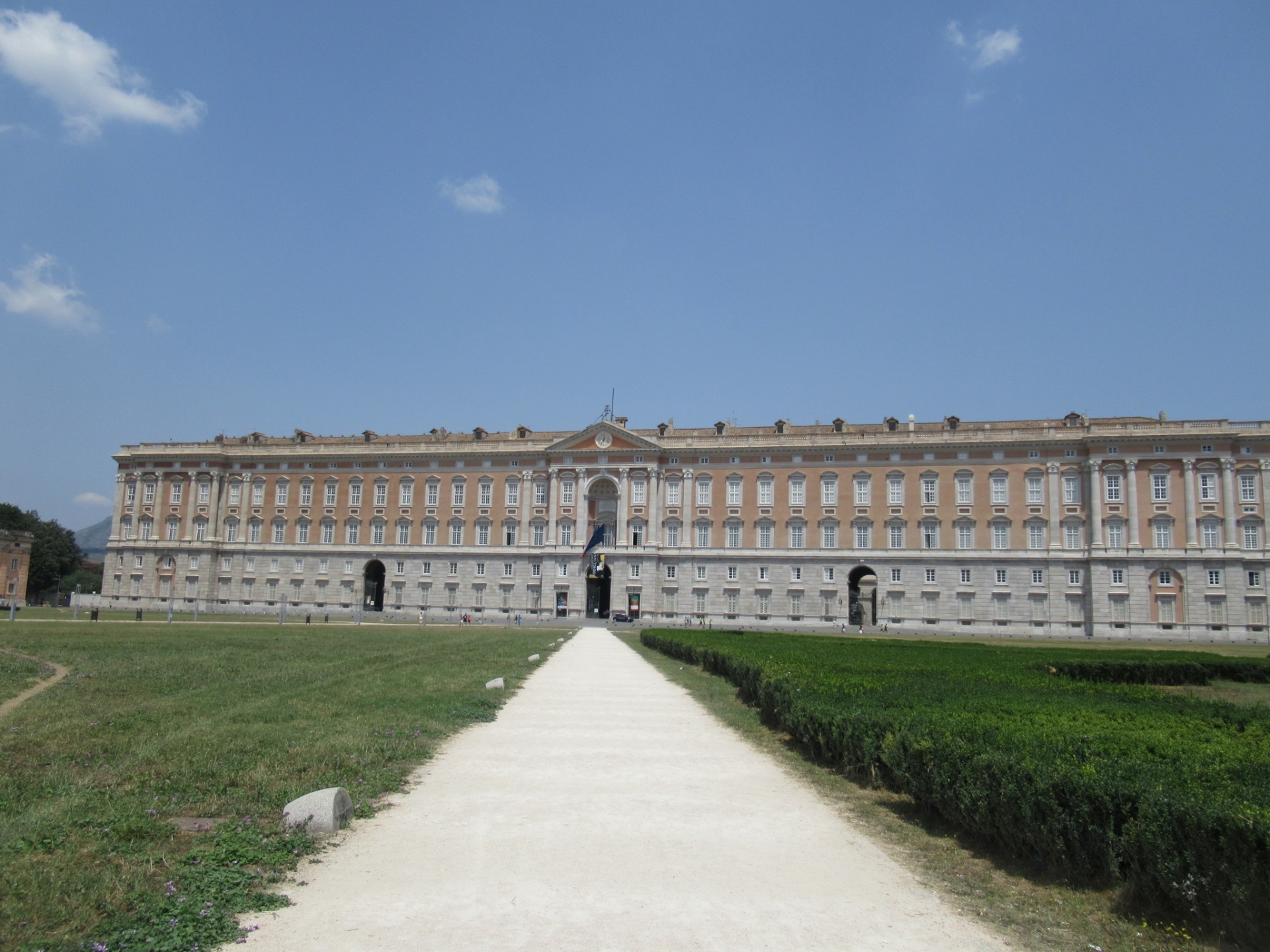 カゼルタの18世紀の王宮と公園、ヴァンヴィテッリの水道橋とサン・レウチョの邸宅群